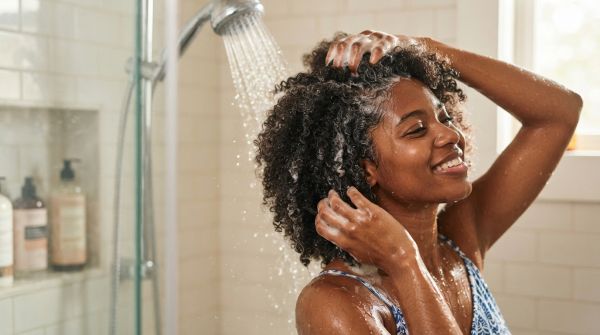 Choisir le meilleur shampoing pour hydrater les cheveux crépus